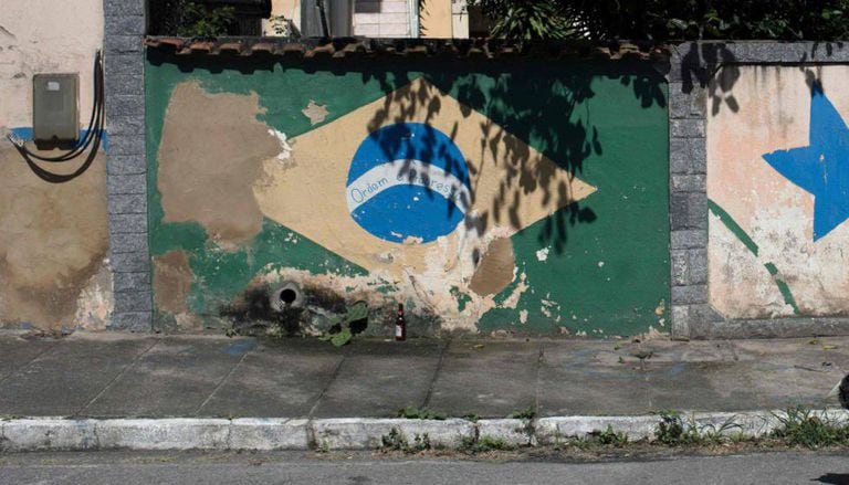 Bandeira do Brasil pintada em parede de Saquarema, Rio de Janeiro.