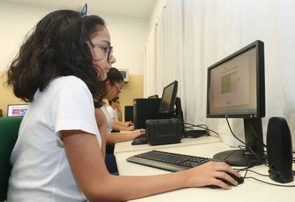 Alunas usam computador em uma escola pública de São Paulo.
