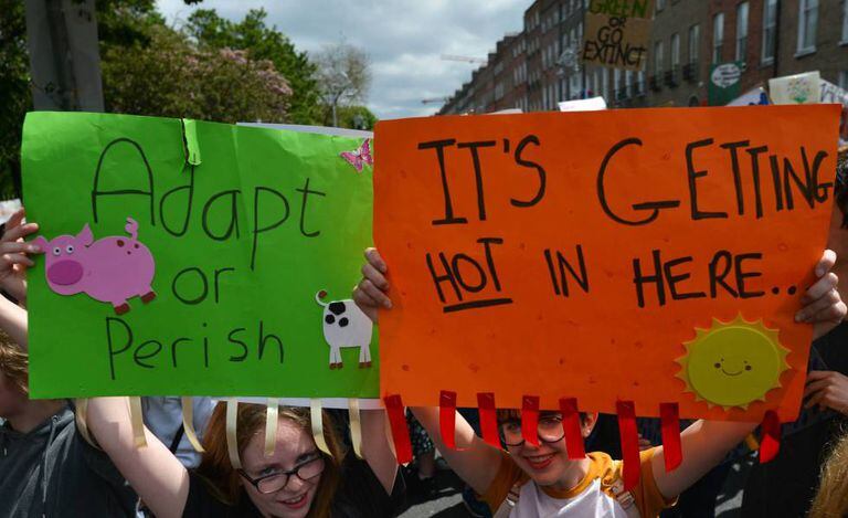 Manifestação de estudantes em Dublin protestando contra a mudança climática. A foto é de 24 de maio.