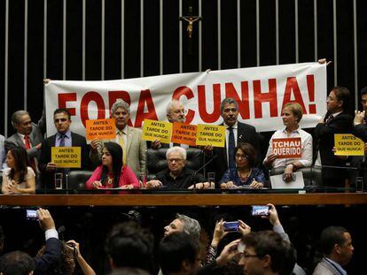 Deputados opositores de Cunha ocupam a Mesa Diretora da Câmara em comemoração à decisão do STF.