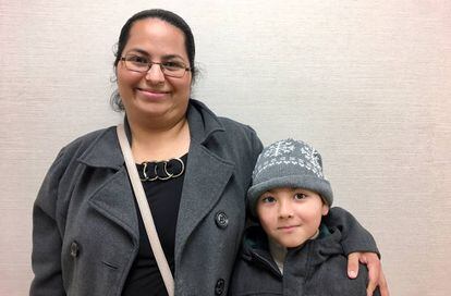 Araceli García, uma salvadorenha de 37 anos e seu filho Brandon, na terça-feira, na corte de imigração de Arlington.