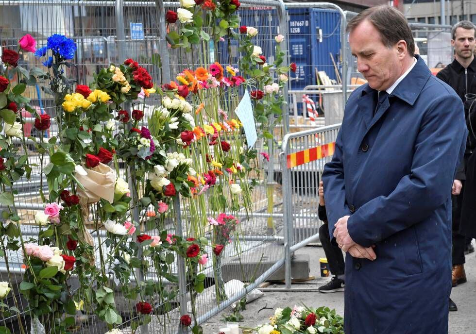 O primeiro-ministro sueco, Stefan Lofven, presta condolências no local do atentado de Estocolmo, neste sábado.