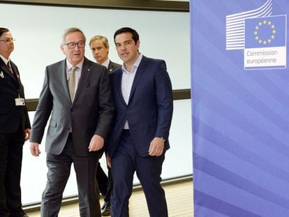 O presidente da Comissão, Jean Claude Juncker, com Tsipras.