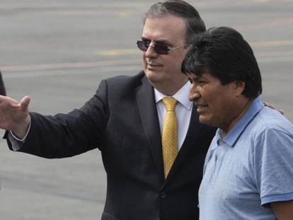 O ministro das Relações Exteriores do México, Marcelo Ebrard, ao lado do ex-presidente da Bolívia, Evo Morales.
