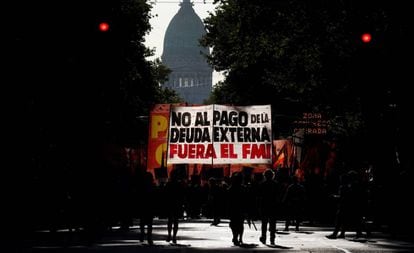 Manifestantes em passeata nesta quarta-feira contra a presença de uma missão do FMI em Buenos Aires.