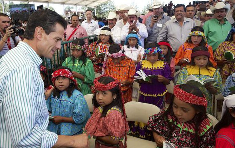 Peña Nieto com crianças Tarahumaras em 2 de junho.