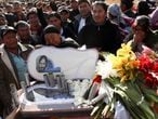 Una multitud rodea el ataúd de una de las víctimas durante las protestas en Bolivia. 