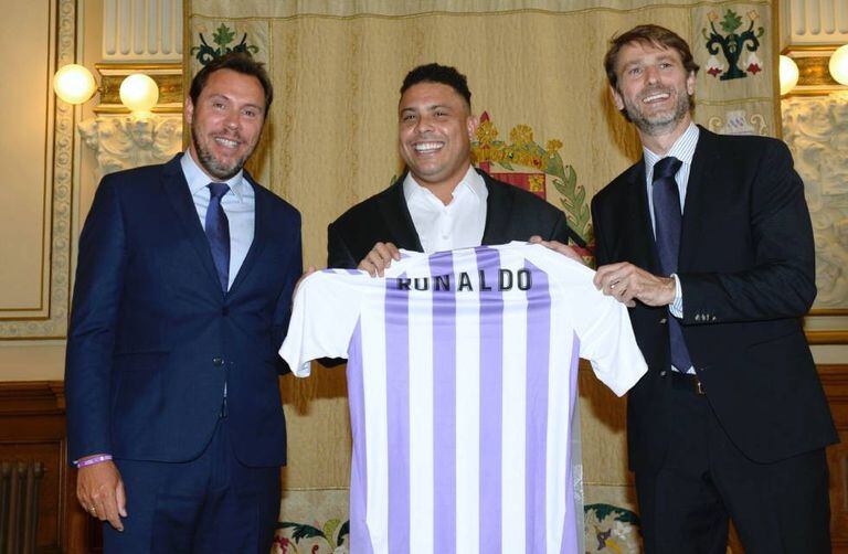 Ronaldo posa com a camisa do Valladolid ao lado do prefeito da cidade (à esquerda) e do presidente do clube (à direita).