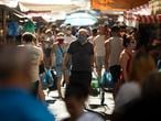 13 June 2020, Brazil, Rio de Janeiro: People stroll through a local market despite many warnings from the Brazilian government to stop all kinds of gatherings amid the spread of the coronavirus (COVID-19). Photo: Fernando Souza/ZUMA Wire/dpa


13/06/2020 ONLY FOR USE IN SPAIN