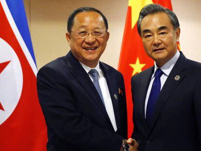 O ministro das Relações Exteriores da Coreia do Norte, Ri Yong-ho, com seu homólogo chinês, Wang Yi.