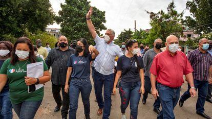 O presidente Miguel Díaz-Canel, ao centro, durante uma caminhada pelo bairro de La Timba, em Havana, na sexta-feira passada.