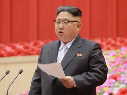 Kim Jong-un faz discurso durante a Conferência de Presidentes dos Comitês de Primários do partido. No vídeo, o vice-primeiro-ministro da Malásia.