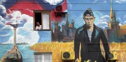 Retrato de Vladimir Putin em um grafite na Crimeia.