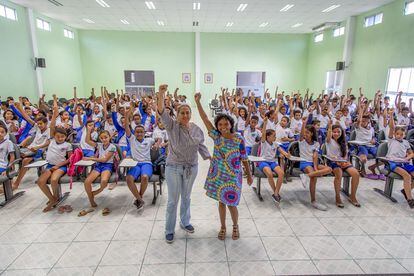 Ruthnéia Lima e Osana Morais com alunos de Oeiras, em 2019.