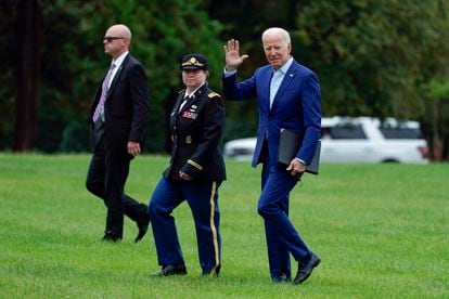 O presidente Joe Biden saúda sua chegada em Washington da residência de Camp David na segunda-feira.