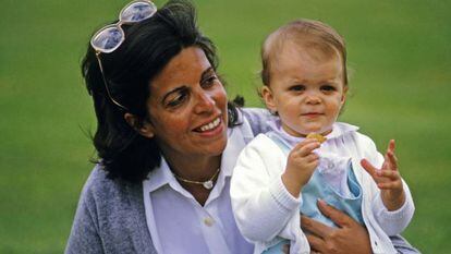 Athina, com sua mãe Christina Onassis.