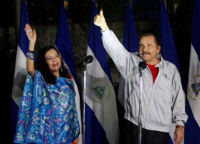 Daniel Ortega e sua esposa Rosario Murillo, após votarem nas eleições da Nicarágua.