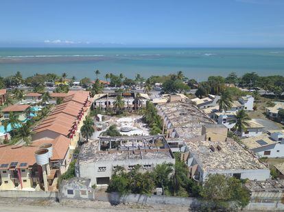 Vista aérea das ruínas de um hotel em Porto Seguro (Bahia) dado pelo doleiro Alberto Youssef como garantia de empréstimo feito pelo Banco Safra.