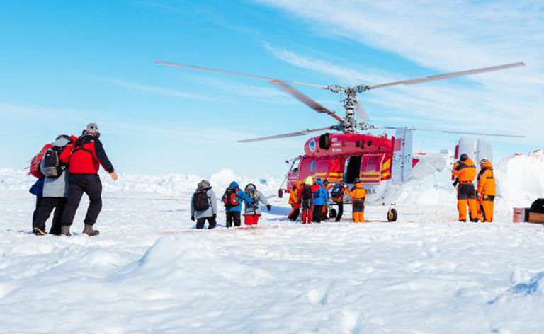 O helicóptero resgata os tripulantes do navio russo 'Akadémik Shokálskiy'.