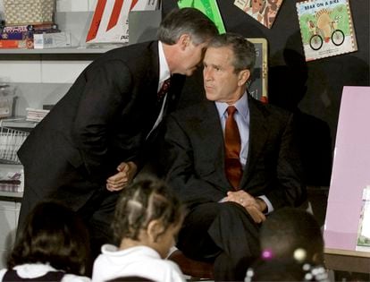 O presidente dos Estados Unidos, George Bush, é informado de que um segundo avião se chocou contra o World Trade Center, no 11 de setembro de 20 anos atrás, durante um ato em uma escola primária em Nova York.