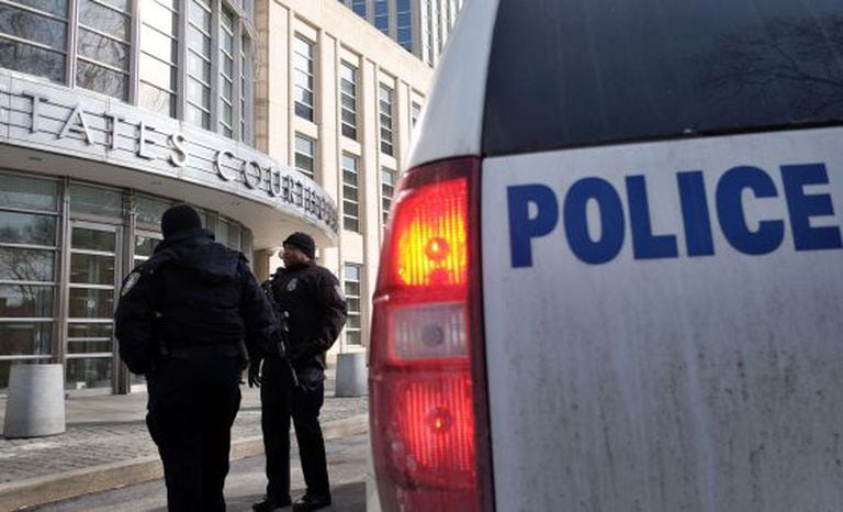 Policiais em frente a tribunal do Brooklyn para onde dois dos três detidos foram levados.