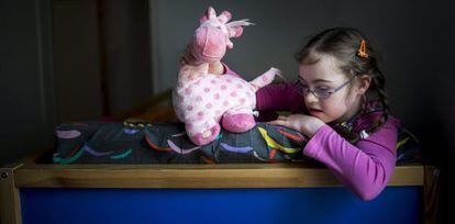 Szirka Voith, uma criança húngara de nove anos com síndrome de Down.