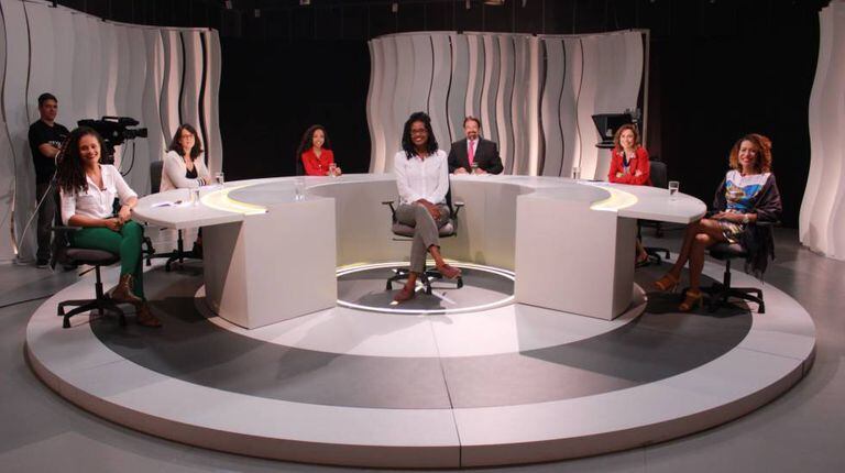 A filósofa Djamila Ribeiro e os entrevistadores no estúdio do programa ‘Voz Ativa’