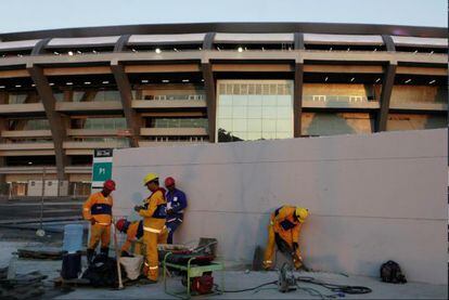 Trabalhadores no Maracanã em junho, no Rio de Janeiro.