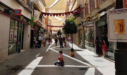 A rua Ollerías, uma das mais movimentadas, com toldos para proteger do Sol.