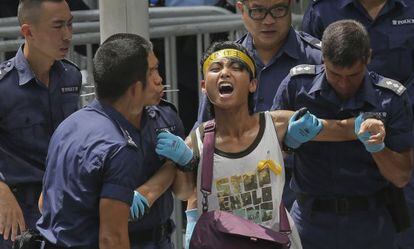 Um estudante é preso em frente à sede do Governo de Honk Kong.