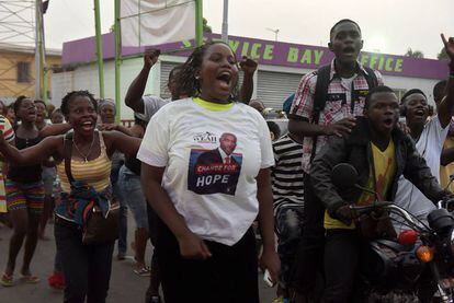 Comemoração nas ruas de Monrovia, depois da vitória de Weah