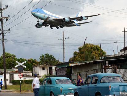 Avião presidencial chegando a Havana