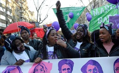 Mulheres negras protestam em Barcelona no Dia Internacional da Mulher.
