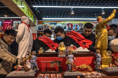 Turistas em loja de souvenirs temáticos da China comunista, na cidade de Jinggangshan, província de Jiangxi, na sexta-feira passada.
