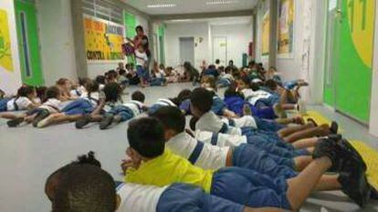 Durante os tiroteios, crianças agacham nos corredores da escola