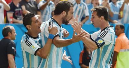 Di María, Higuaín e Messi comemoram a classificação.