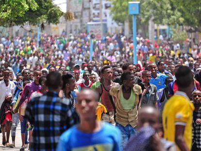 Milhares de pessoas foram às ruas de Mogadíscio, na Somália, para protestar contra os ataques terroristas que deixaram mais de 300 mortos neste sábado