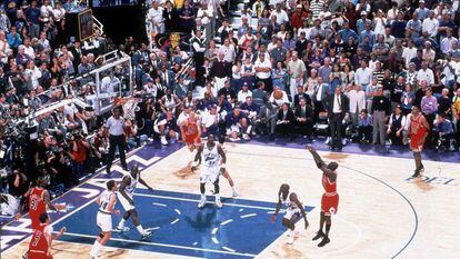 Michael Jordan (Chicago Bulls) faz um arremesso em um jogo contra o Utah Jazz.