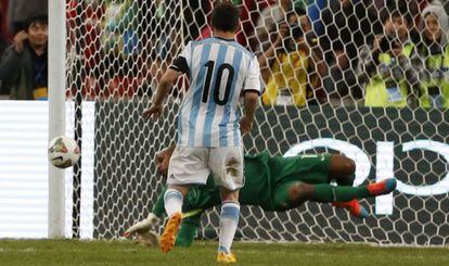 Jefferson defende o pênalti de Messi.