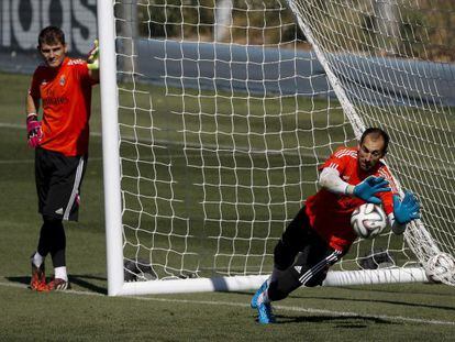 Casillas observa Diego López no treinamento do Real Madrid ontem.