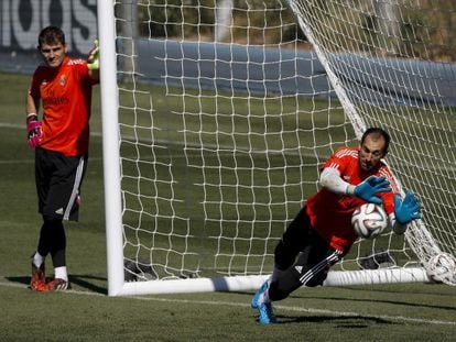 Casillas observa Diego López no treinamento do Real Madrid ontem.