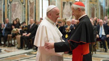 O Papa com o cardeal Wuerl, acusado de encobrir os fatos, em uma imagem de arquivo.