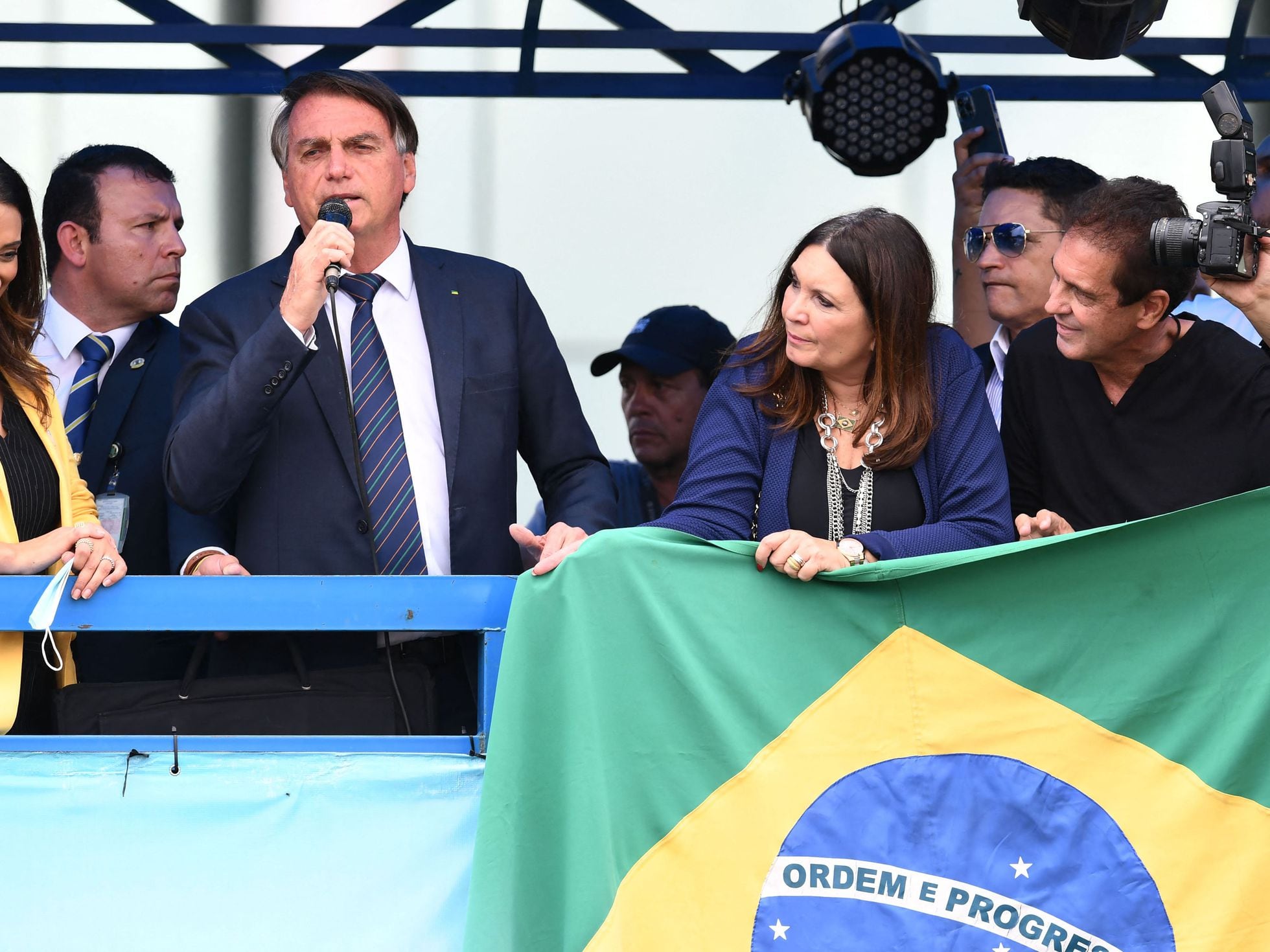 De olho na reeleição, Bolsonaro se filia a um dos partidos que prometia  combater | Atualidade | EL PAÍS Brasil