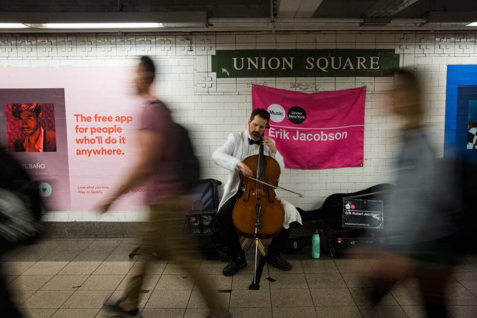 Um músico na estação Union Square, em Nova York.
