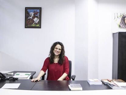 A deputada Janaina Paschoal em seu gabinete na Alesp.