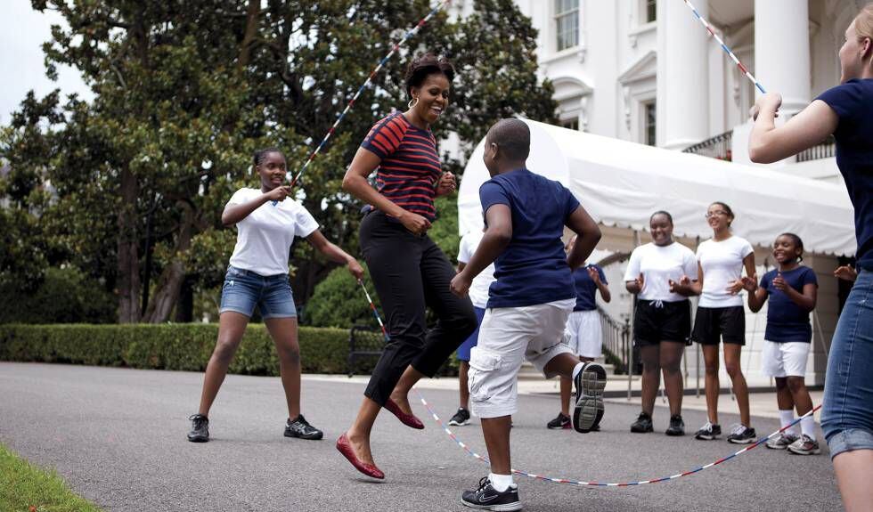 Michelle brinca com suas filhas e amigos no jardim da Casa Branca.