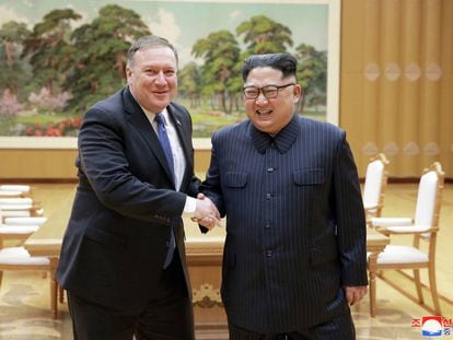 O secretário de Estado dos EUA, Mike Pompeo, e o líder norte-coreano, Kim Jong-un, 9 de maio em Pyongyang.