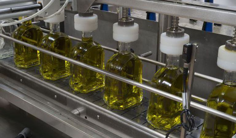 Empacotador de azeite virgem extra em uma fábrica de Jaén em 2014.