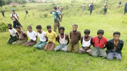 Os dez rohingyas assassinados na única chacina que o Exército birmanês admitiu ter cometido. Os jornalistas da Reuters que a investigavam estão na prisão