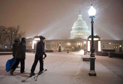A capital dos EUA sofre sua pior nevasca em quatro anos.